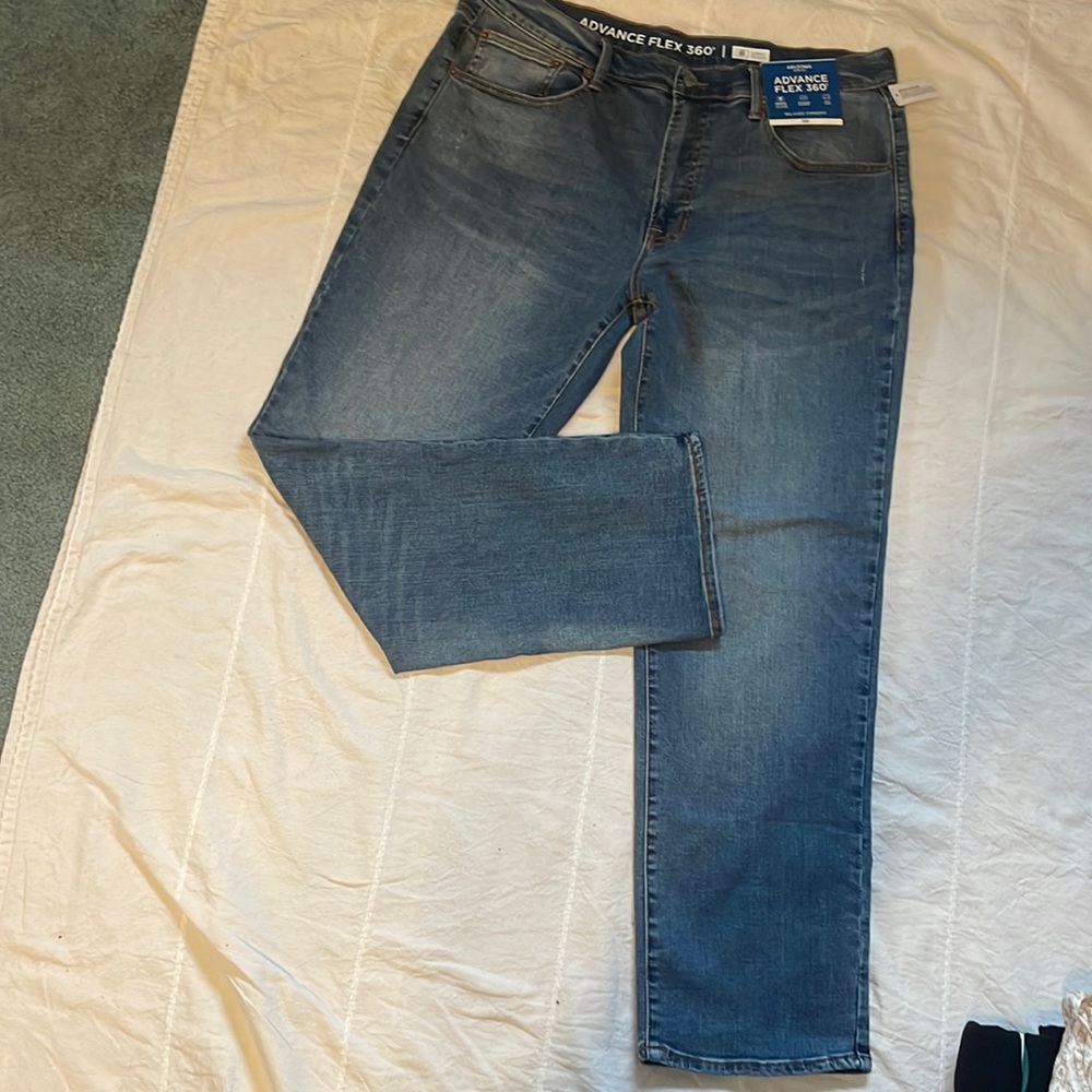 Men’s Relaxed straight fit jeans. Sz 36X32. Jeans have stretch. NWT